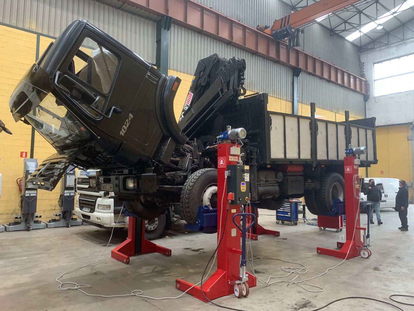 Instalación IBERISA de cuatro columnas elevadoras independientes para vehículo industrial